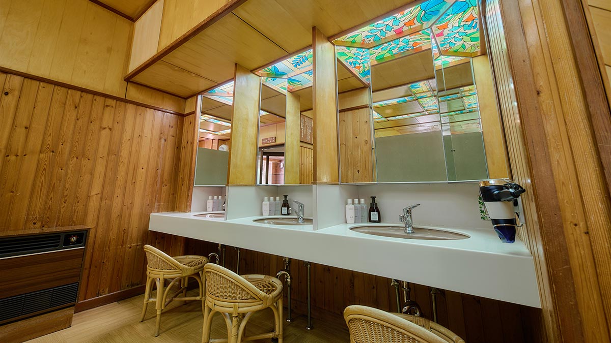 女湯 「古代檜風呂 & 岩風呂」